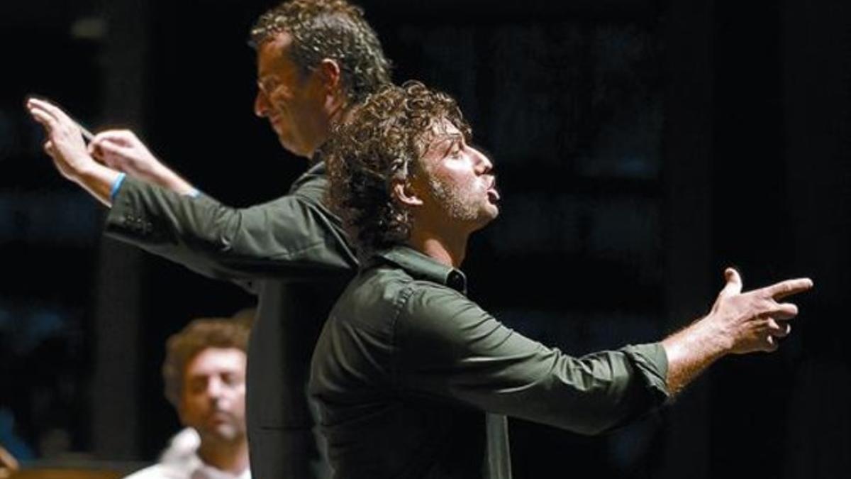 El tenor alemán Jonas Kaufmann, con el director Jochen Rieder tras él, el miércoles por la noche en Peralada.