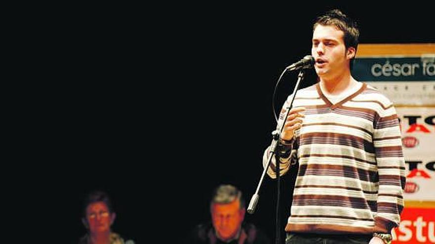 Fernando Valle Roso, durante su actuación en el concurso de El Entrego.