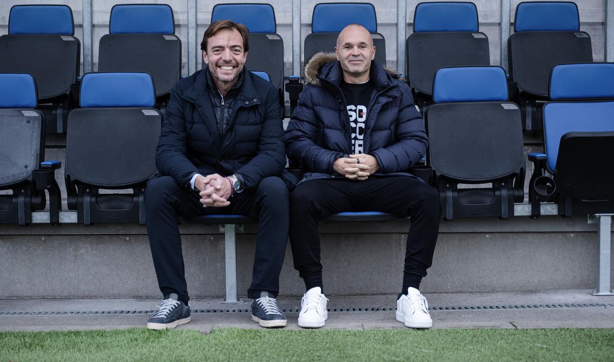 Jaume Sabater, el fundador de Stoneweg, y Andrés Iniesta, en el banquillo del estadio del Helsinbör.