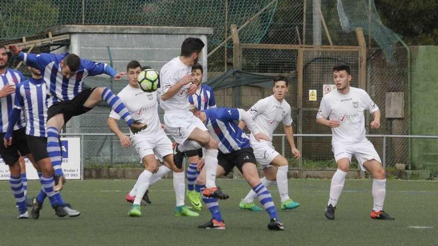 Jugadores del Rápido Bahía y Candeán disputan un balón. // Santos Álvarez