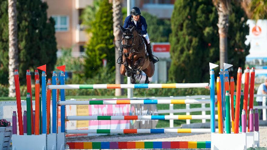 El grancanario Ismael García Roque, a lomos de su yegua &#039;Airline R&#039;, en las instalaciones de Oliva Nova, en Valencia, donde se proclamó campeón de España.