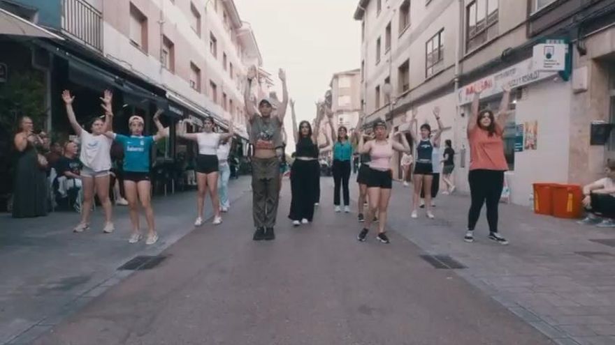 Llanera recibe a los &quot;boombis&quot; a todo ritmo: este es el divertido flashmob de bienvenida grabado por los vecinos de Lugo