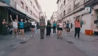 VÍDEO: Llanera recibe a los "boombis" a todo ritmo: este es el divertido flashmob de bienvenida grabado por los vecinos de Lugo