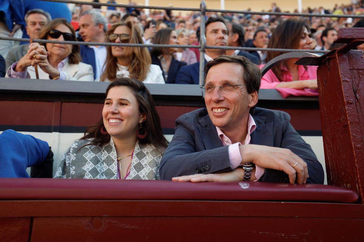 El alcalde de Madrid, José Luis Martínez Almeida, y su esposa, Teresa Urquijo, hoy en Las Ventas.