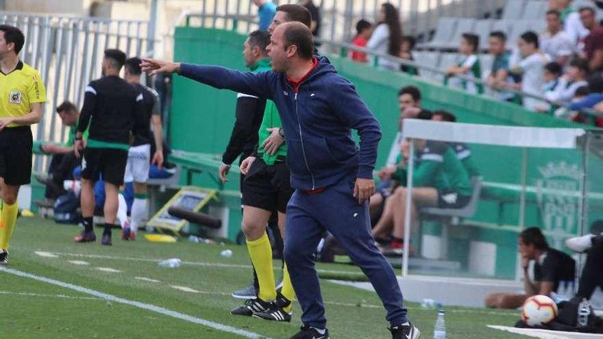 José Alberto da indicaciones desde el banquillo en el partido de ayer en Córdoba.