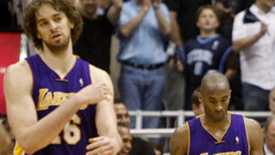 Pau Gasol y Kobe Bryant se muestran cabizbajos durante el partido