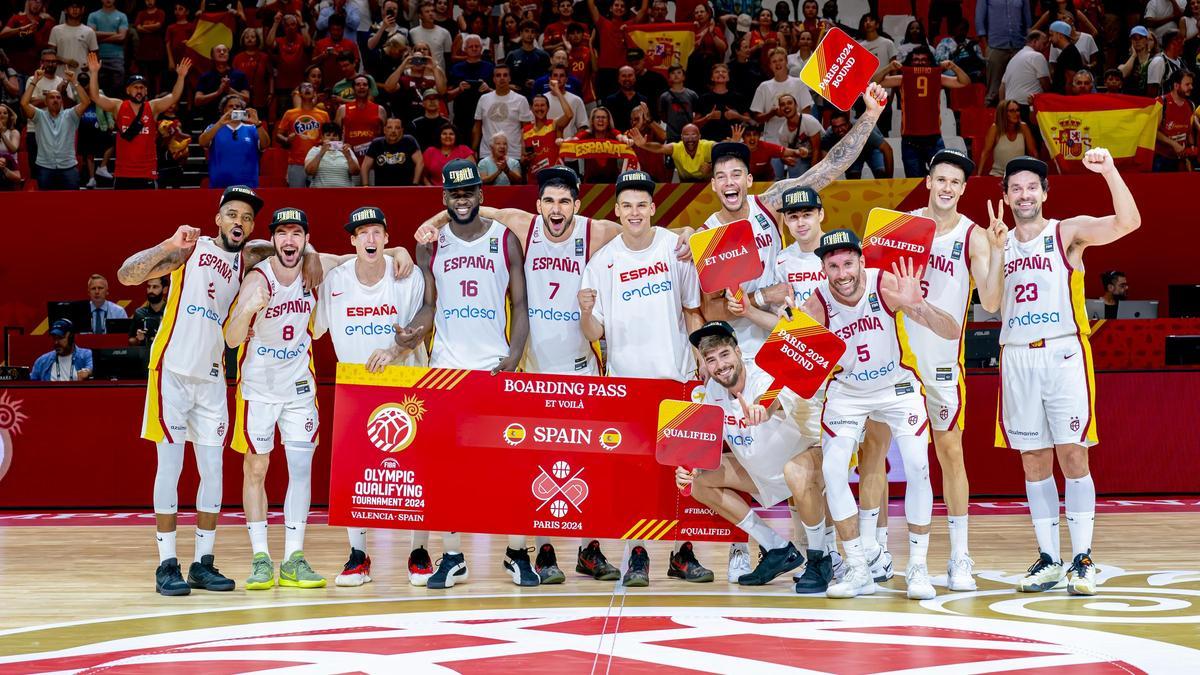 Los jugadores de la selección española celebran la clasificación para París 2024