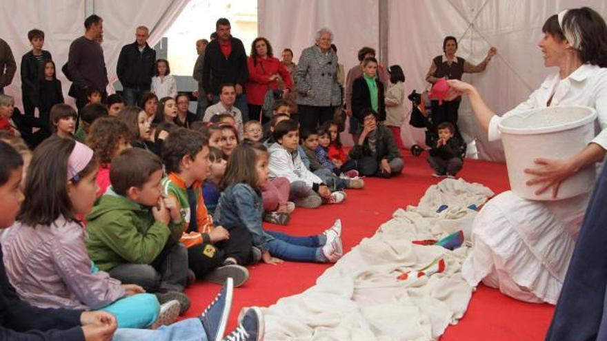 Los niños, muy atentos a la actuación de ayer en el marco del Festival de Títeres y Marionetas.