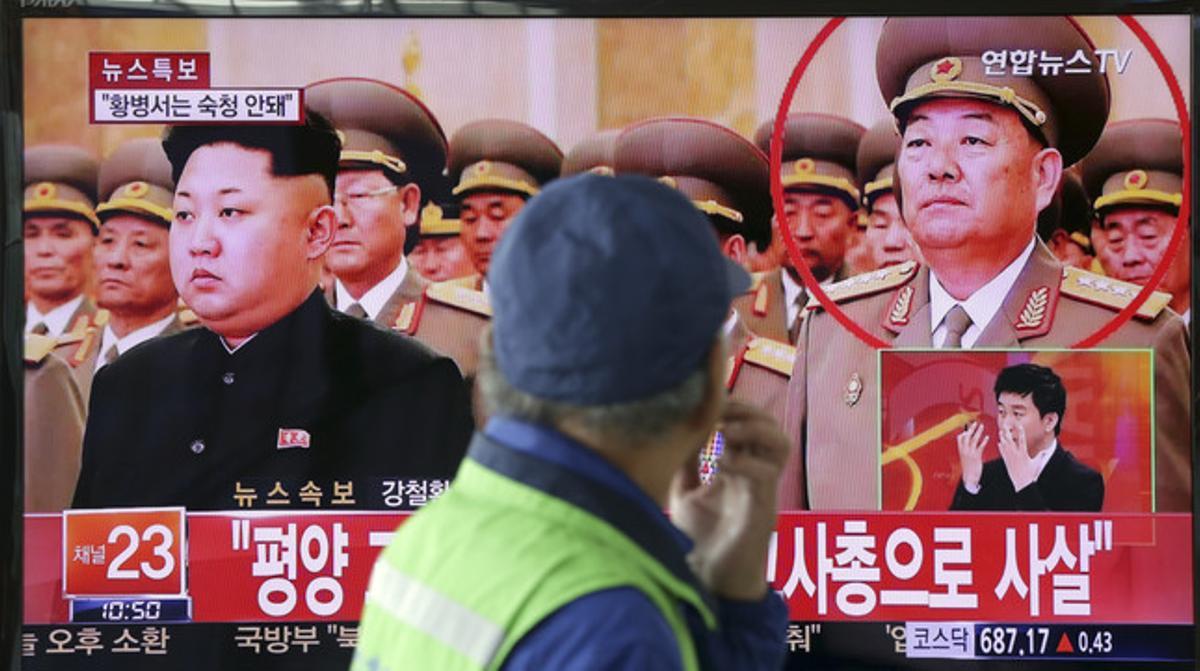 Un home mira un informatiu en què apareixen Kim Jong-un i el ministre de Defensa, ara executat, aquest dimecres a Seül. Un home mira un informatiu en què apareixen Kim Jong-un i el ministre de Defensa, ara executat, aquest dimecres a Seül.