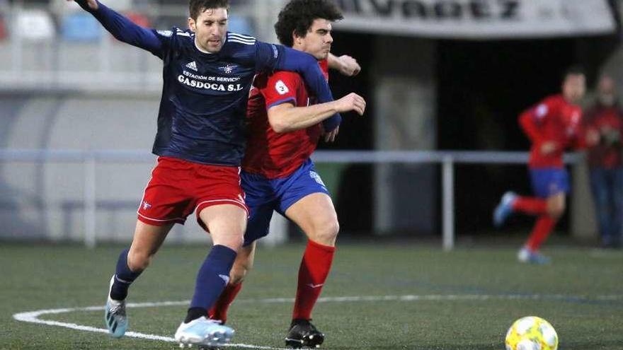 Un jugador del Choco intenta hacerse con el balón ante la presión de un rival. // Ricardo Grobas