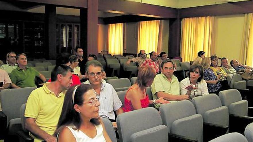 Facultativos asistentes a la asamblea celebrada ayer por el Sindicato Médico en la sede colegial.