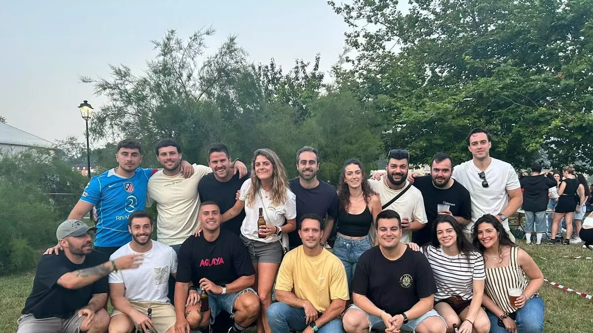 Cientos de personas celebran la fiesta de San Juan en Ribadesella con merienda campestre, hoguera, danza prima y verbena