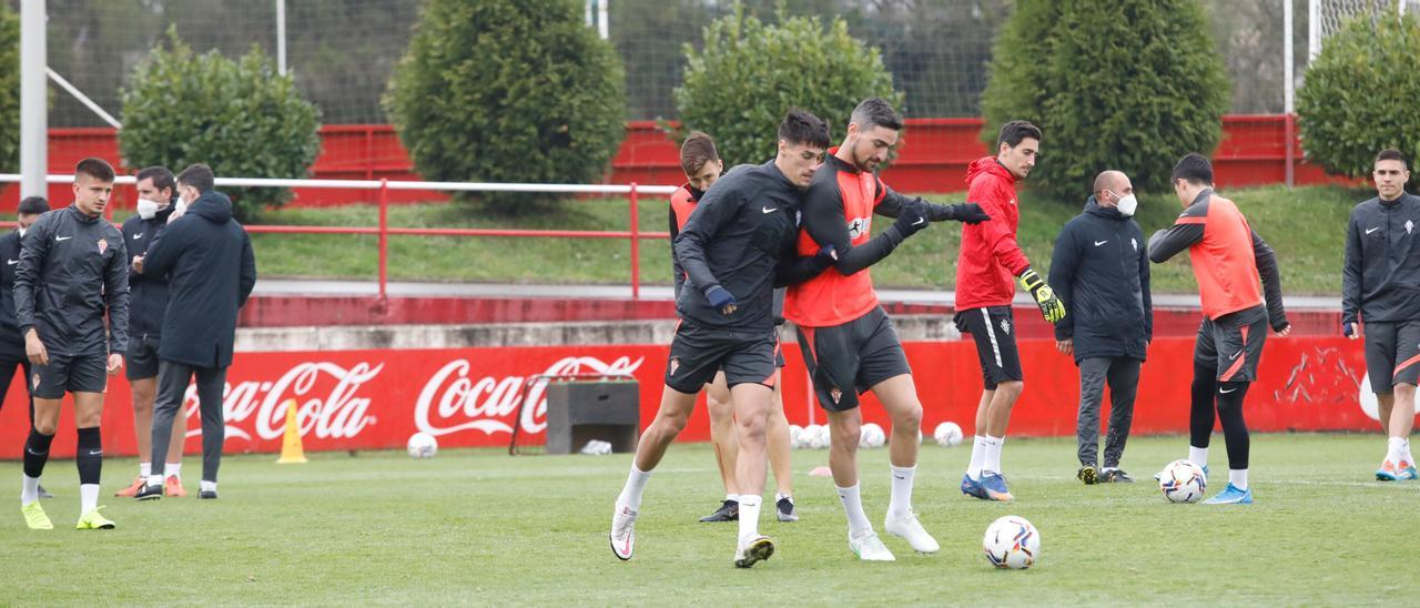 Pablo Pérez y Borja López, en el entrenamiento del Sporting de ayer.