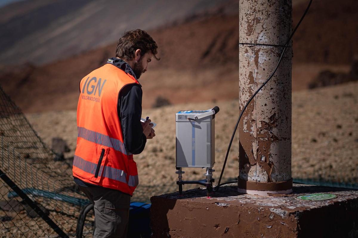 Francisco Sánchez, técnico del IGN, realiza medidas con un gravímetro en Montaña Rajada.