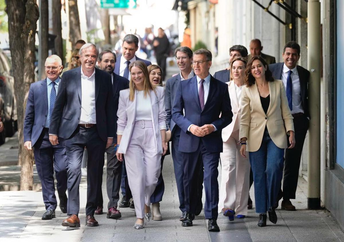 Jorge Azcón, junto a los primeros espadas del PP llegando a la Junta Directiva Nacional en la calle Génova.