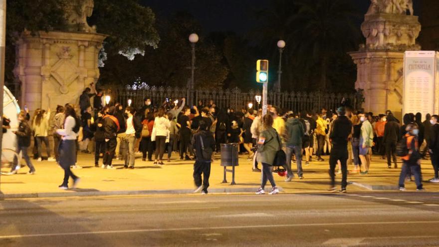 Desenes de persones davant la porta del Parc de la Ciutadella