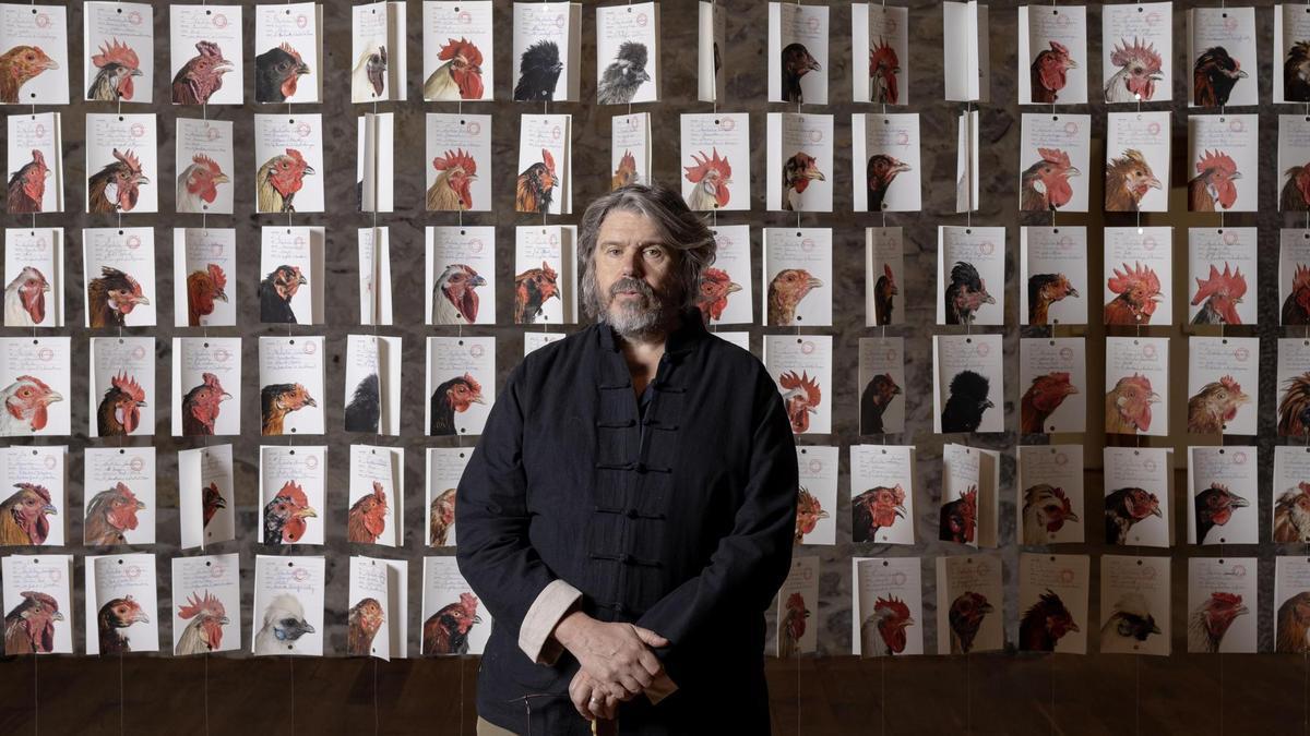 El experimento de un artista que lleva 27 años cruzando gallinas: la disparatada historia que esconde una galería de Madrid