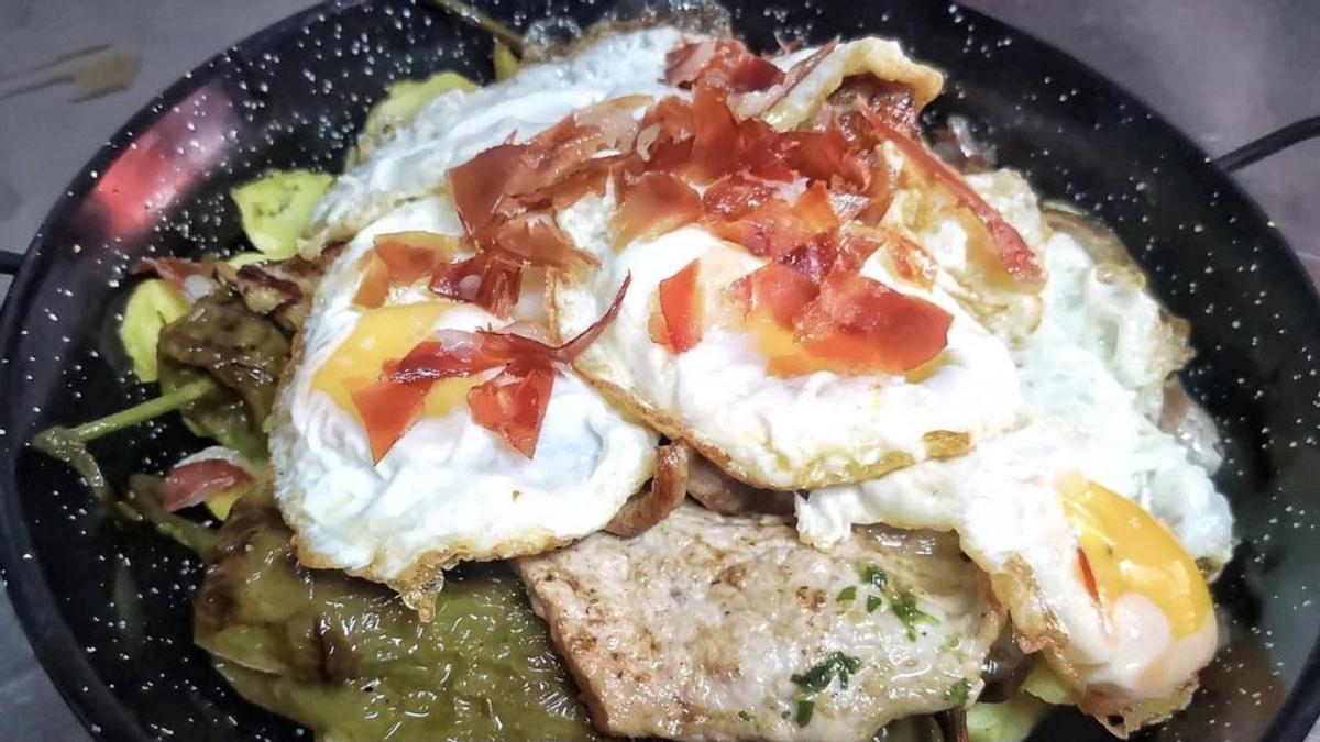 Los huevos fritos con jamón de Fiesta, el Bar del 'Mercao'.