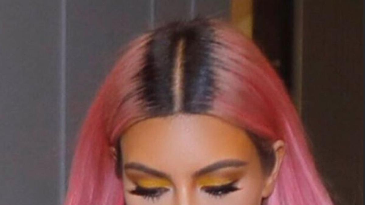 Kim Kardashian con sombras amarillas en los ojos