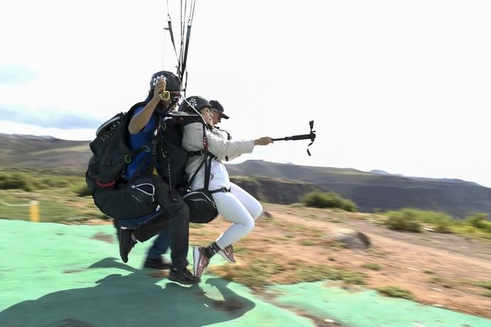 10-05-19 LAS PALMAS DE GRAN CANARIA. ZONA DE SALTOS PARAPENTE DE LOS GILES. LAS PALMAS DE GRAN CANARIA. Nardy Barrios en parapente.  Nardy Barrios se tira en parapente desde Los Giles junto a una persona que ganó un concurso. Fotos: Juan Castro  | 10/05/2019 | Fotógrafo: Juan Carlos Castro