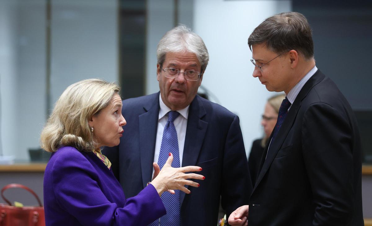 La vicepresidenta primera en funciones, Nadia Calviño, conversa con el comisario de Economía, Paolo Gentiloni, y con el vicepresidente de la Comisión Europea, Valdis Dombrovskis.