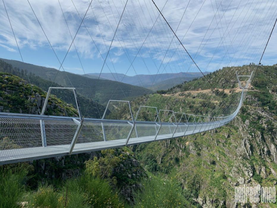 Diferentes vistas de la estructura suspendida 175 metros sobre el río Paiva. // André Afonso