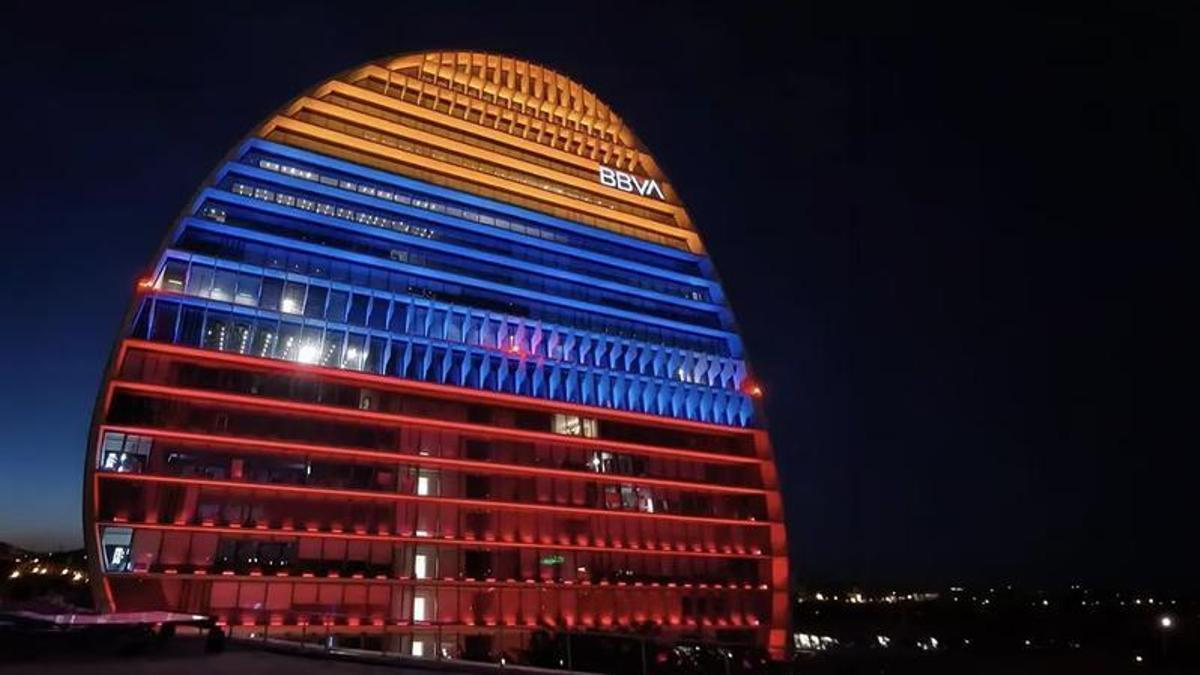 L'edifici de BBVA a Madrid, il·luminat amb els colors de la bandera veneçolana