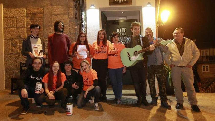 Cantantes y miembros de Manada Canina, ayer, antes del concierto. // Jesús Regal