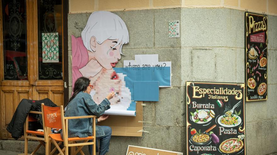 Cris Valencia trabajando en su mural 'Where are we?'