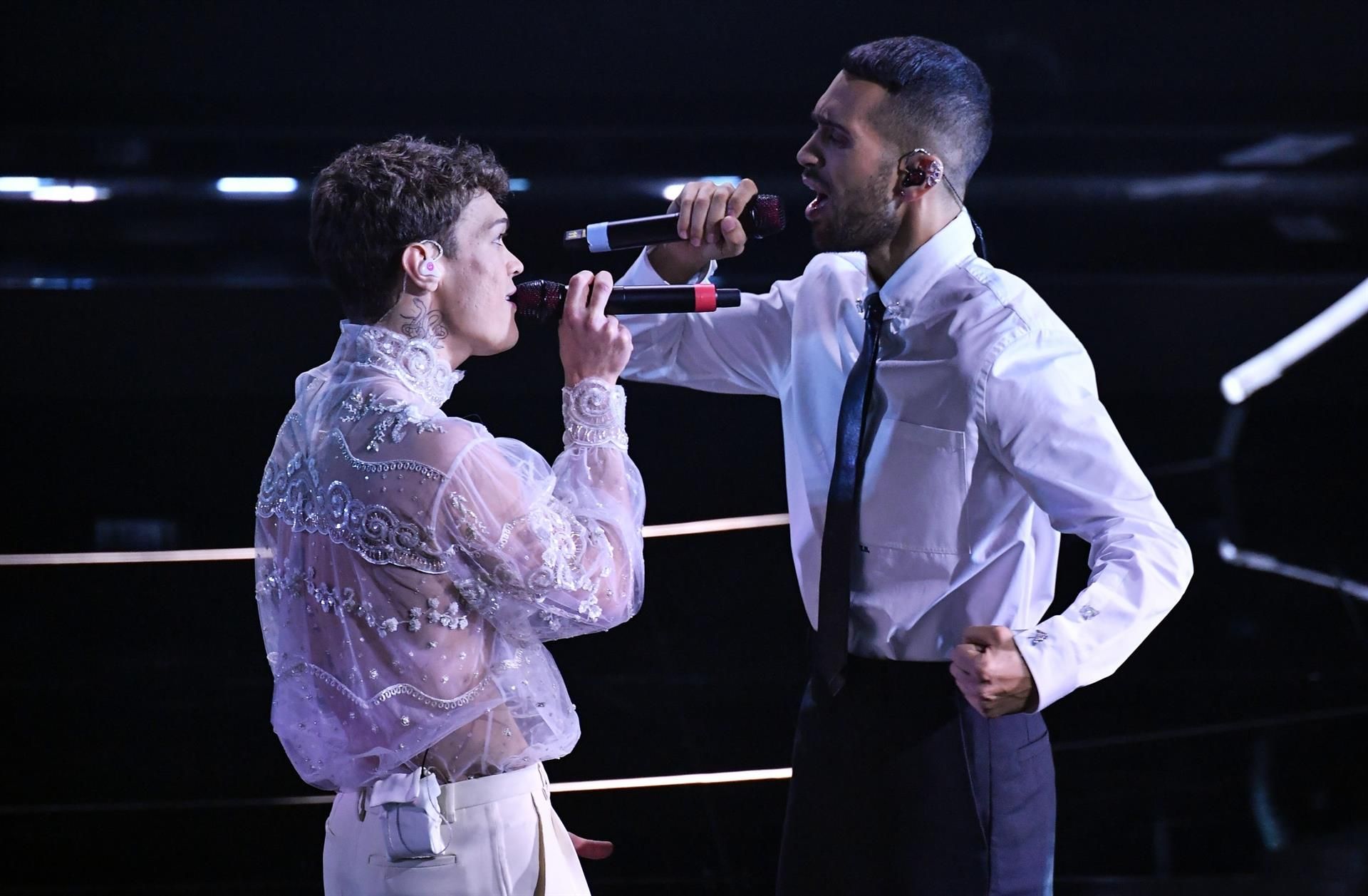 Los ganadores del Festival de Samremo, los cantantes italianos Mahmood (i) y Blanco (d) actúan en el escenario del teatro Ariston durante el 72º Festival de la Canción Italiana de Sanremo, en Sanremo, Italia.