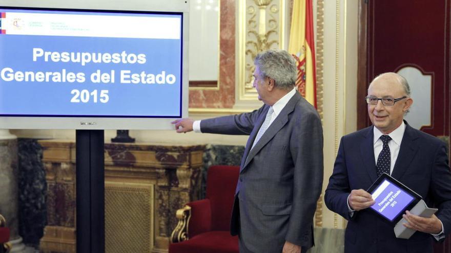 El ministro de Hacienda, Cristóbal Montoro (d), y el presidente del Congreso, Jesús Posada