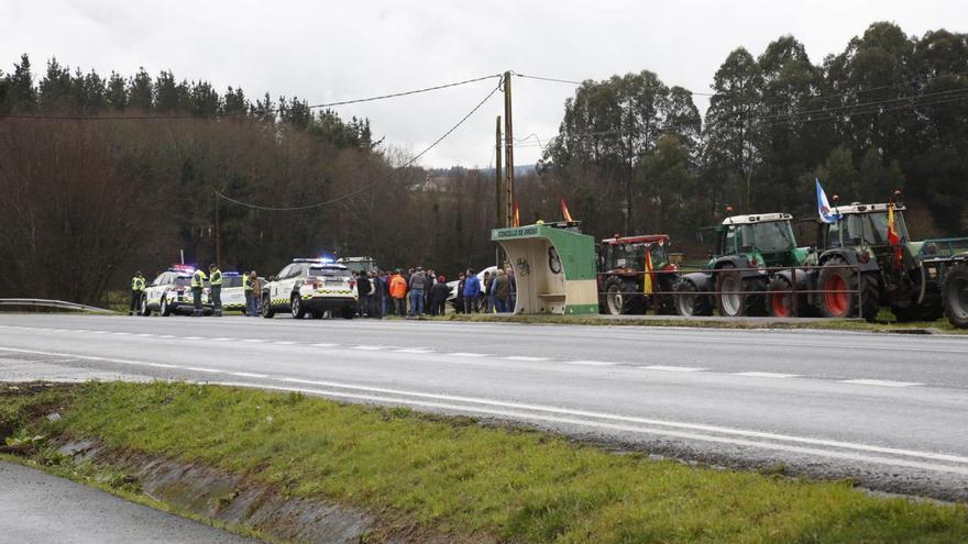 Un grupo de tractoristas ayer inmovilizados por la Guardia Civil en Oroso. |   // ANTONIO HERNÁNDEZ RIOS