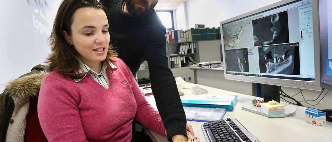 Susana Argamentería y Carlos Cuesta, en la sede de la compañía en Oviedo.