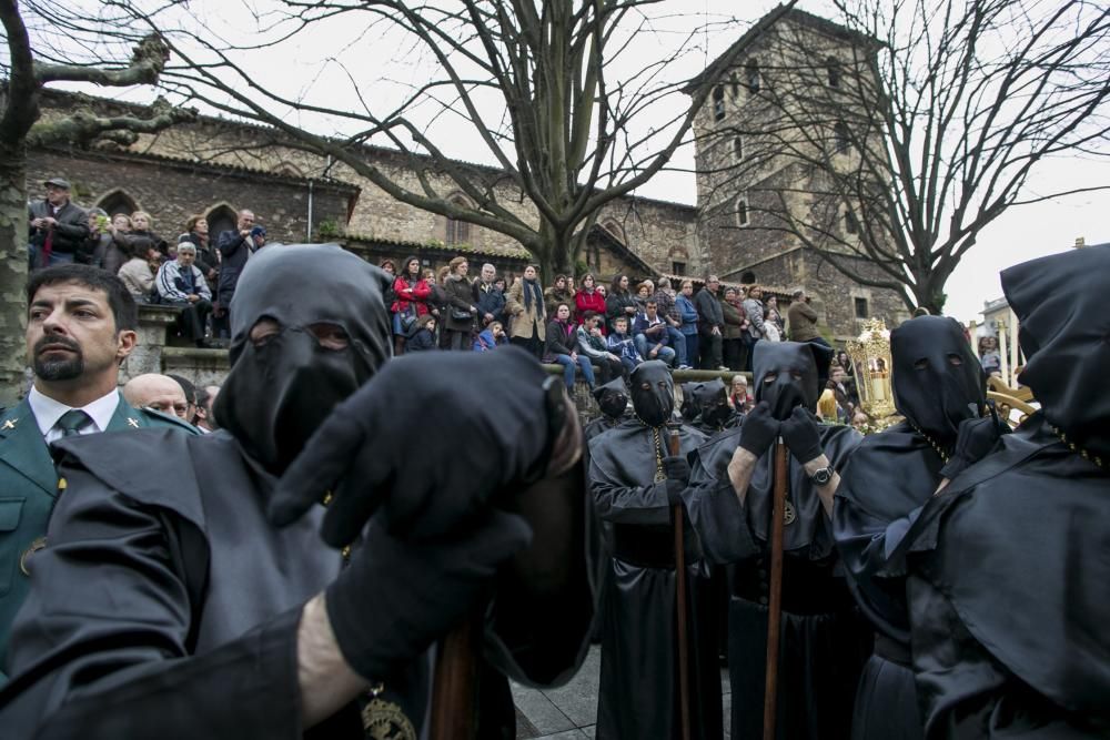 Desenclavo y procesión del Santo Entierro en Avillés