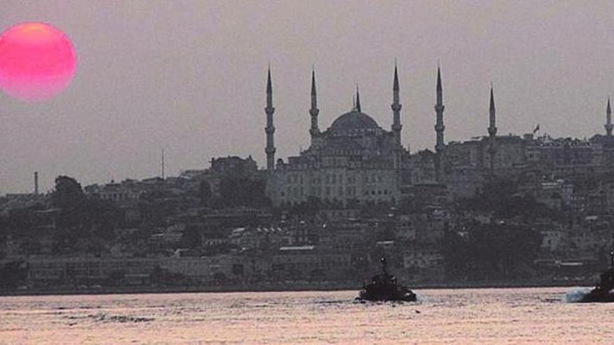 Estambul, vista desde el Bósforo, con la Mezquita Azul al fondo.