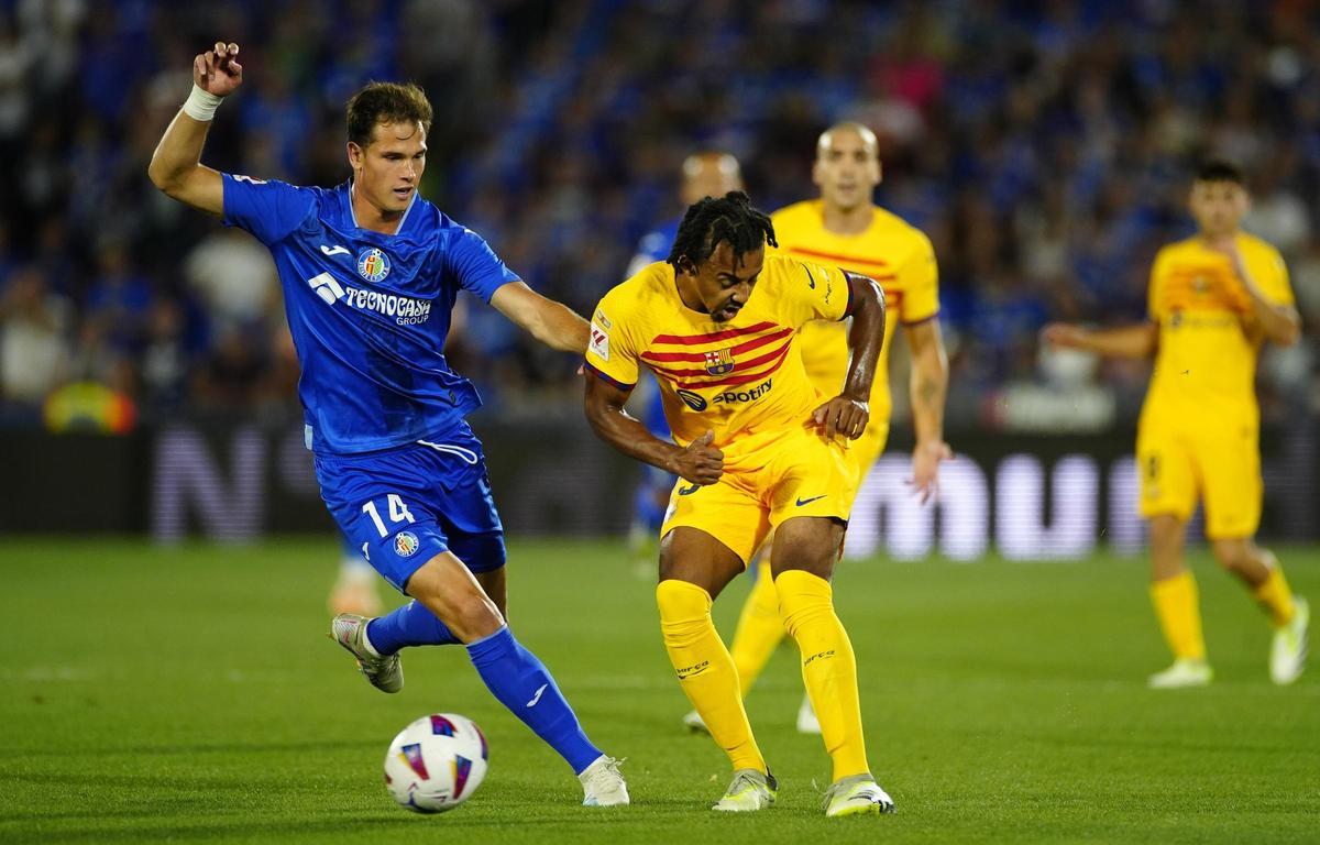 Koundé ha sufrido bastante durante la primera mitad en el Coliseum