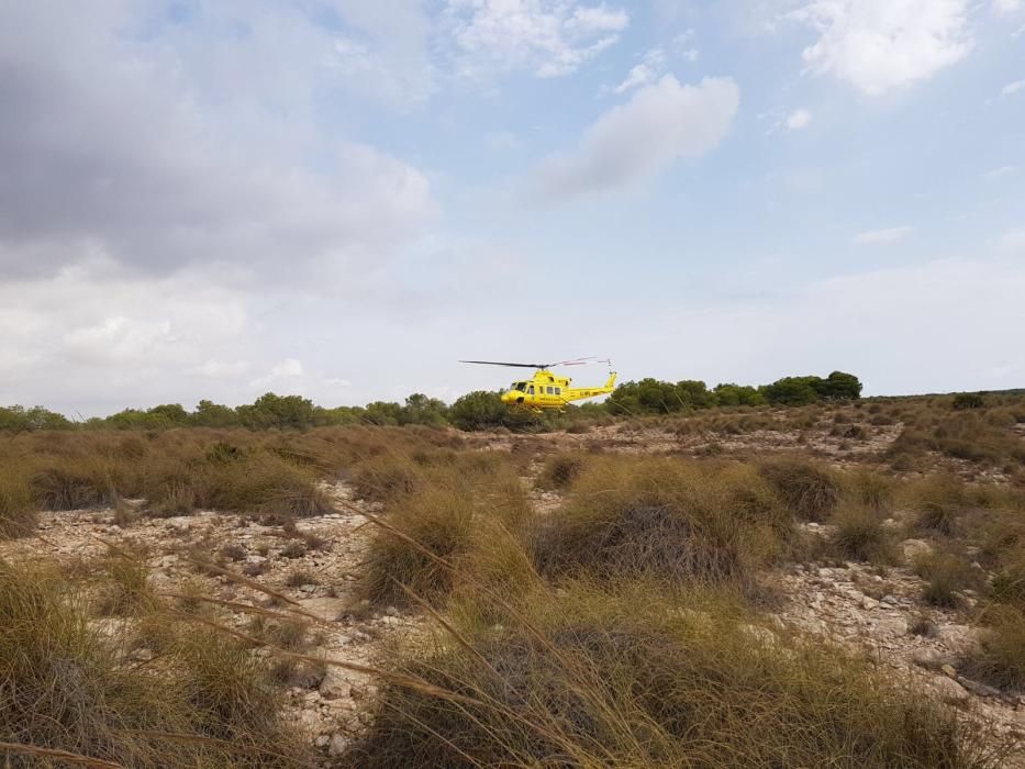 El joven sufre al parecer fractura de tibia y peroné y ha tenido que ser evacuado en una unidad aérea hasta el Parque Comarcal de Bomberos de Elche