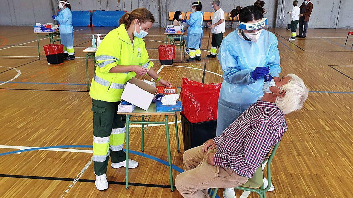 Cribado en Baiona, que ha entrado en nivel alto de restricciones. / Marta G. Brea