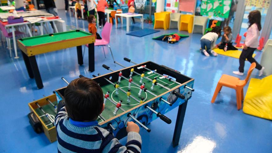 Un grupo de niños juega en una ludoteca de Galicia // Víctor Echave