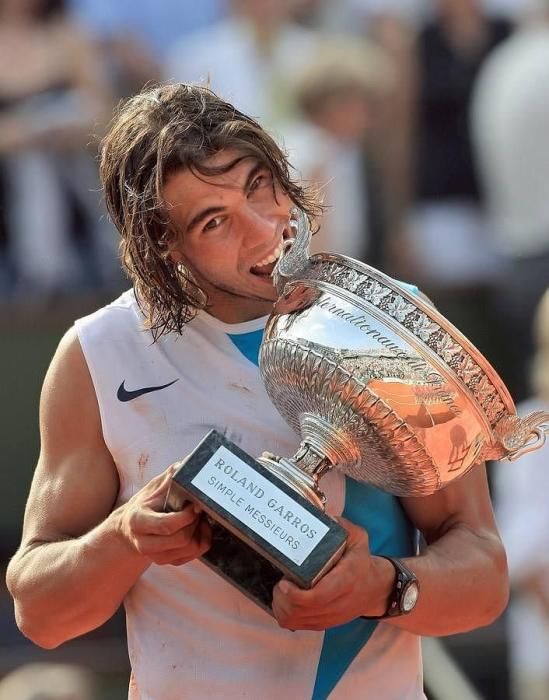 El tenista mallorquín Rafa Nadal ha conquistado este domingo su decimotercer título de Roland Garros al destrozar en la final a Novak Djokovic, sumando 20 Grand Slams en su carrera.