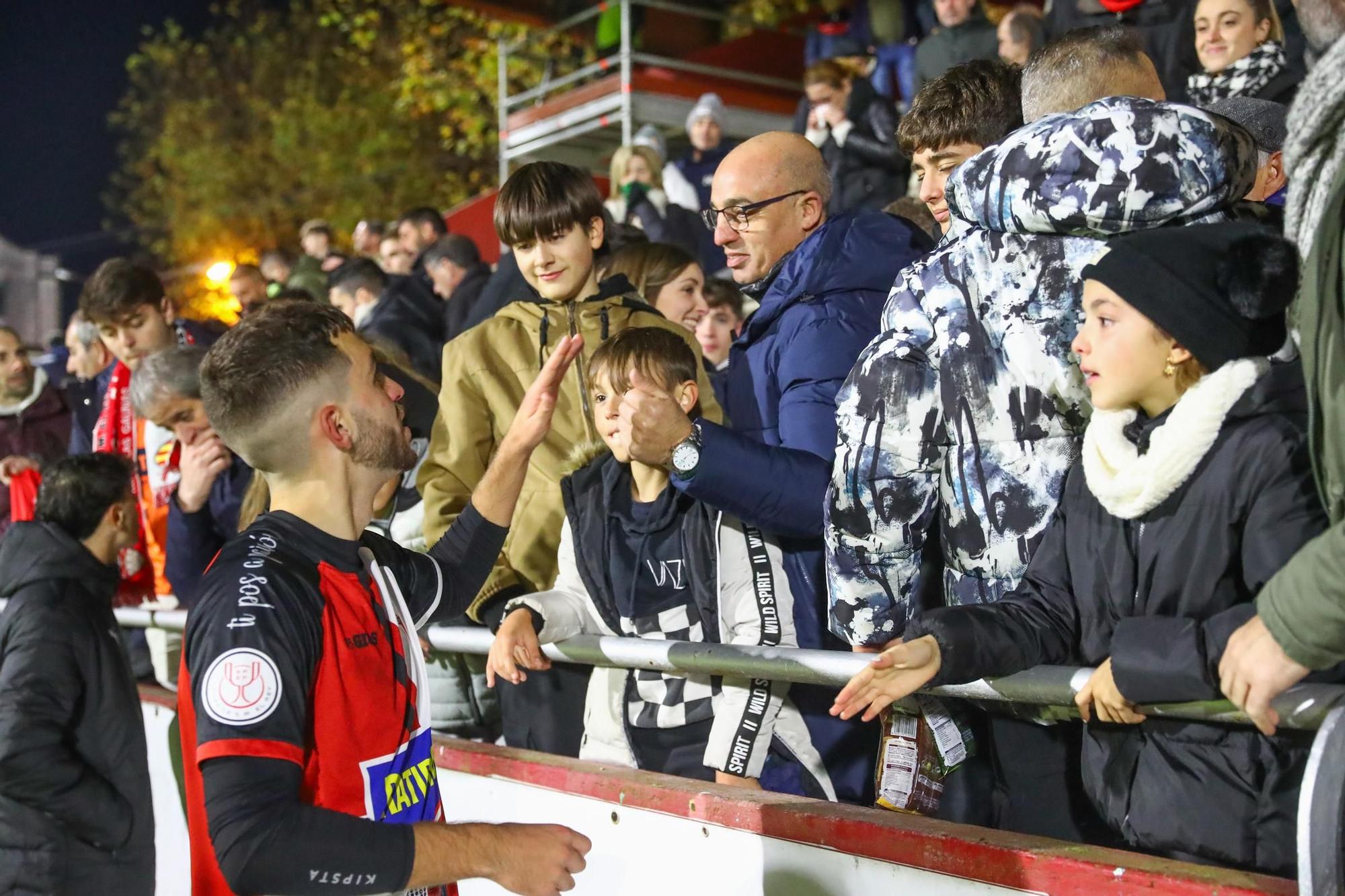 Las imágenes de una noche para la historia del Arosa con el Valencia como rival