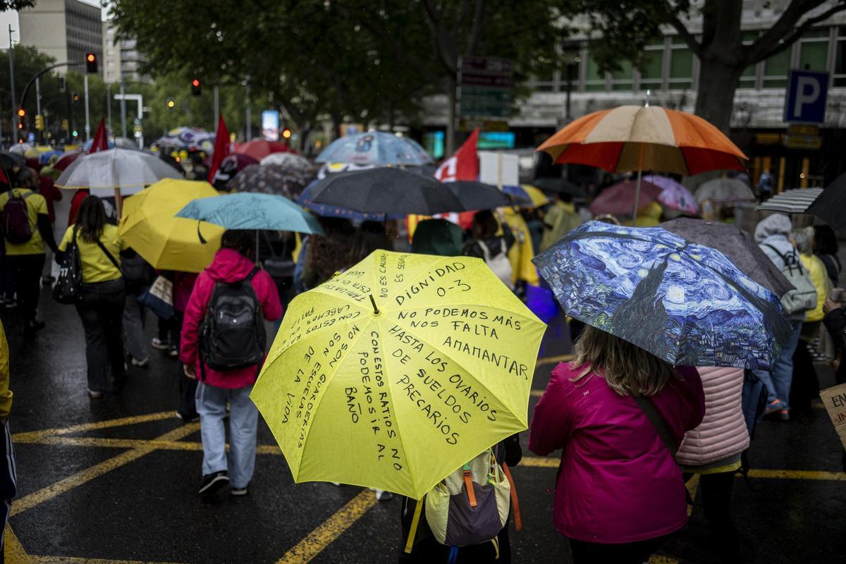 Un paraguas muestra las reivindicaciones de las educadoras de 0 a 3 años durante la manifestación de Zaragoza.