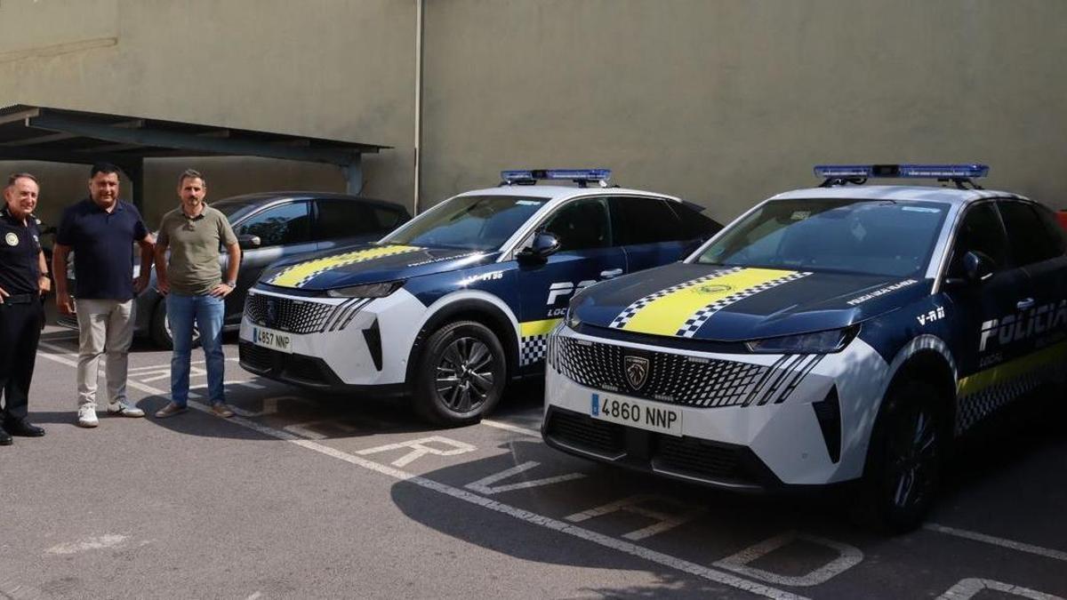 El concejal de Seguridad Ciudadana, Toni Marín; y el comisario jefe de la Policía Loval de Vila-real, José Ramón Nieto, han recepcionado los nuevos coches patrulla.