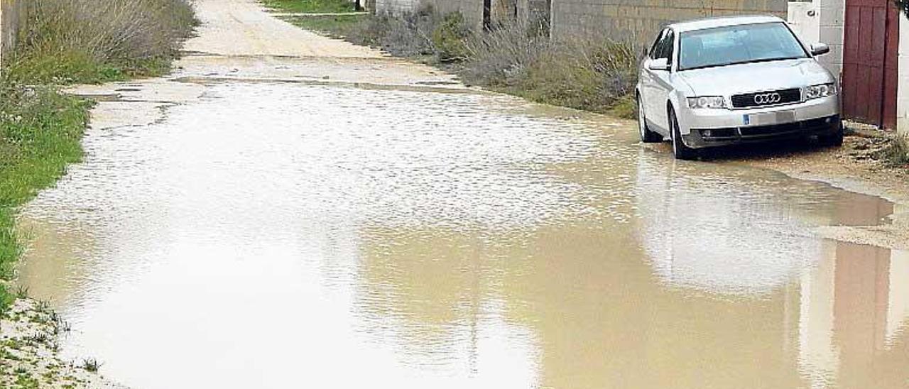 Las fuertes lluvias intensifican el deterioro de los viales de Finca Terol de Tibi