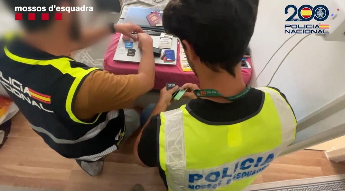 Un moment dels escorcolls policials a Roses