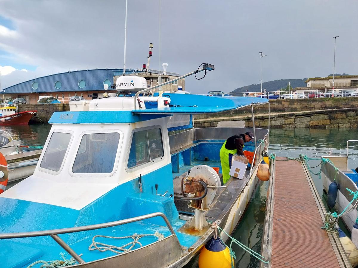El patrón del «Nanín» se prepara este viernes, en el puerto de Bueu, para salir a pescar pulpo.
