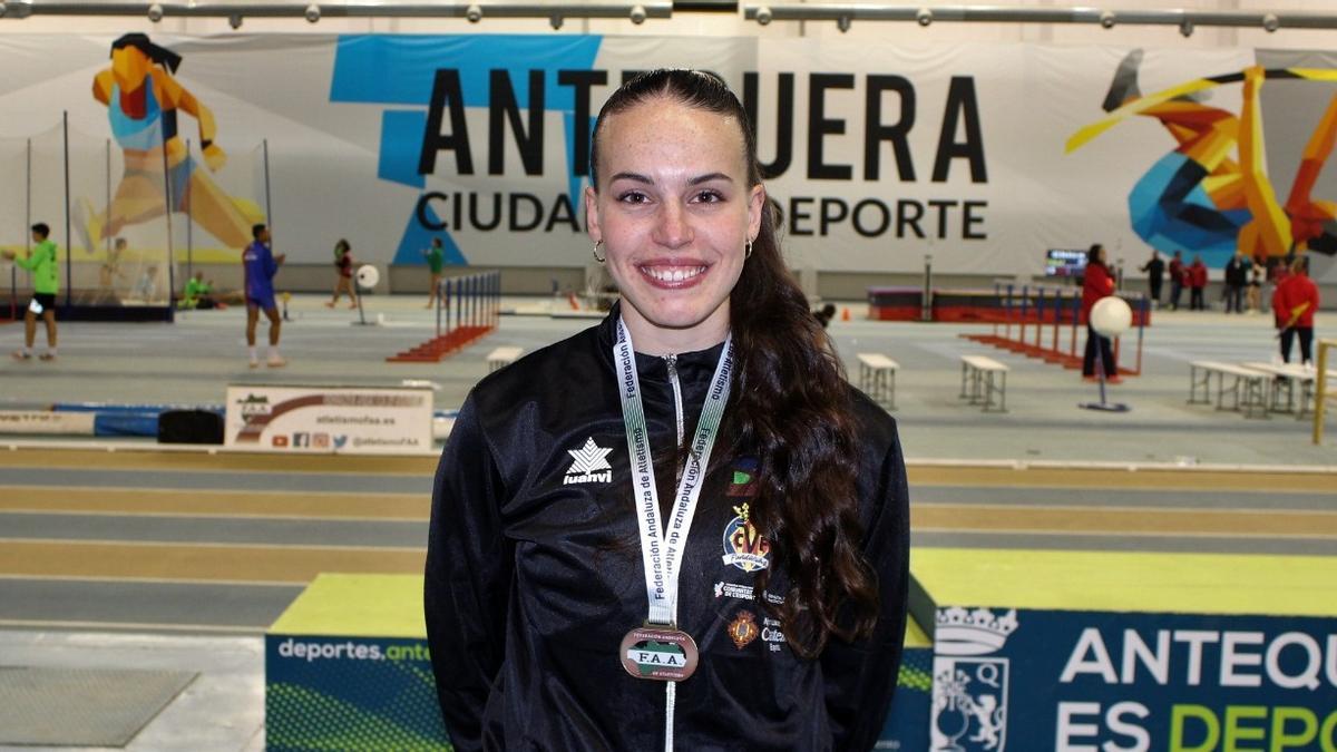 Carmen Avilés, con la medalla de oro conquistada en el Campeonato de Andalucía absoluto de atletismo.
