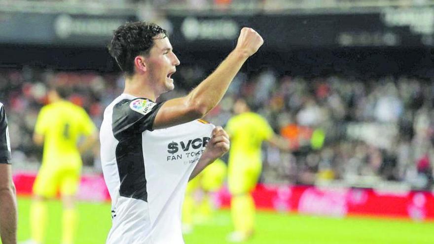 Hugo Guillamón se señala el escudo tras marcar ante el Villarreal. | F.CALABUIG