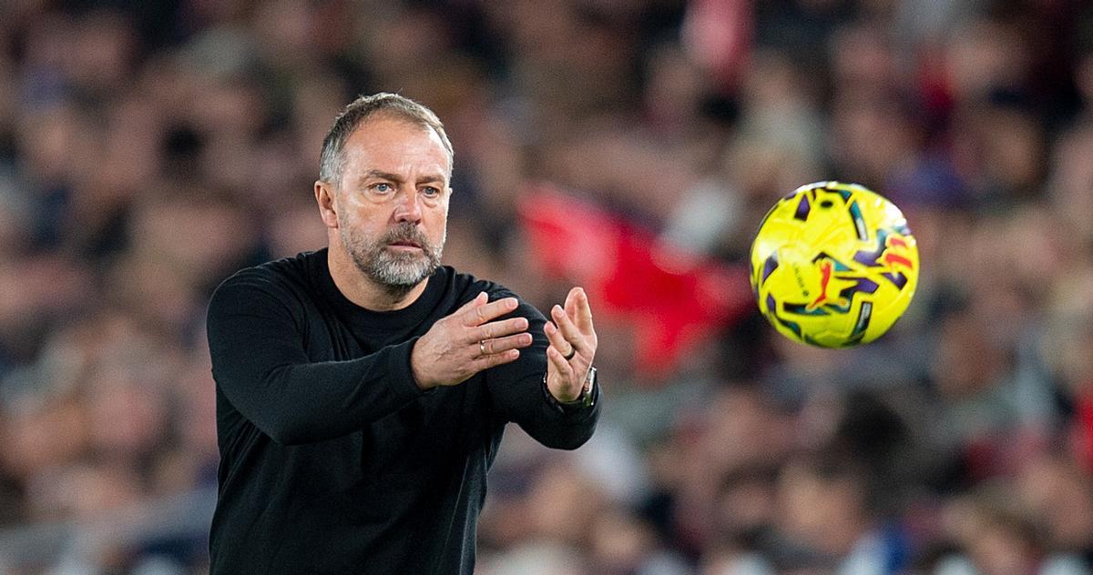 Flick entrega el balón para un saque de banda