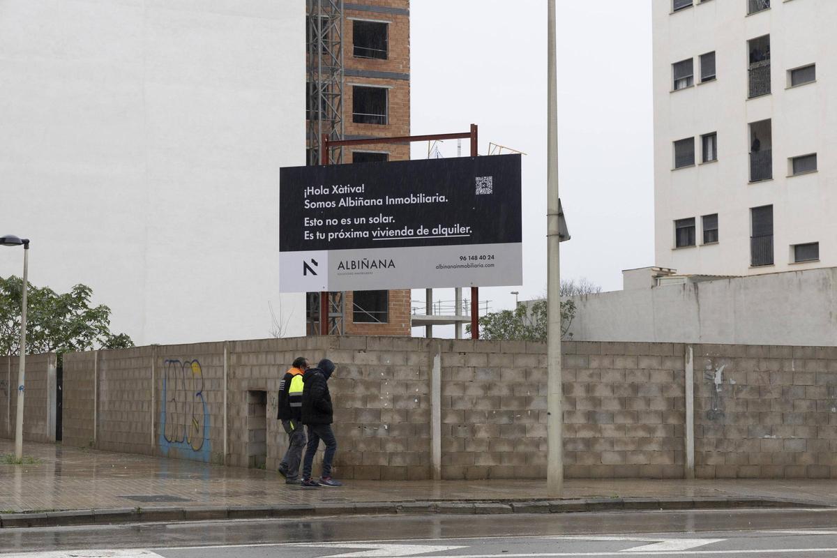 Solar de Xàtiva donde una inmobiliaria proyecta una finca de pisos en régimen de alquiler.